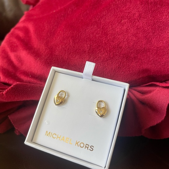 New MICHAEL KORS GOLD TONE HEART LOCK PAVE STUD EARRINGS MKJX7422710 - Picture 3 of 6